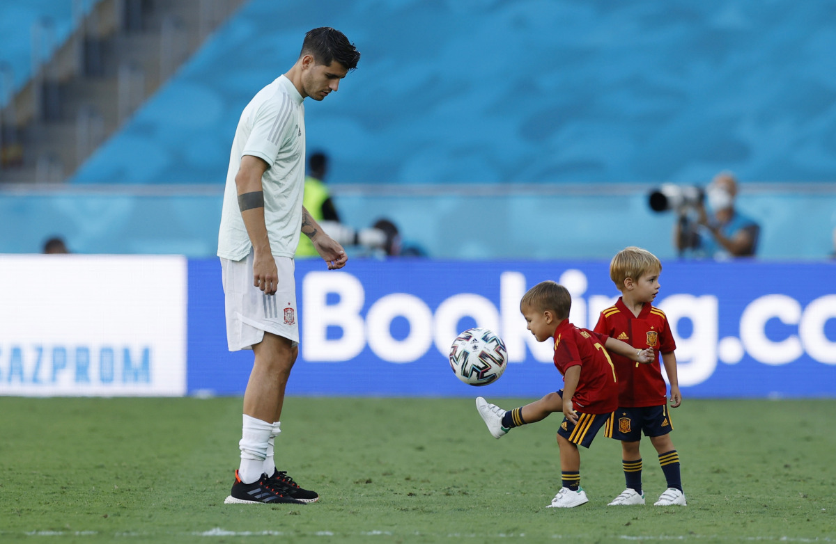 Soccer Football - Euro 2020 - Group E - Slovakia v Spain - La Cartuja Stadium, Seville, Spain - June 23, 2021 Spain's Alvaro Morata with his children on the pitch after the match Pool via REUTERS/Marcelo Del Pozo

