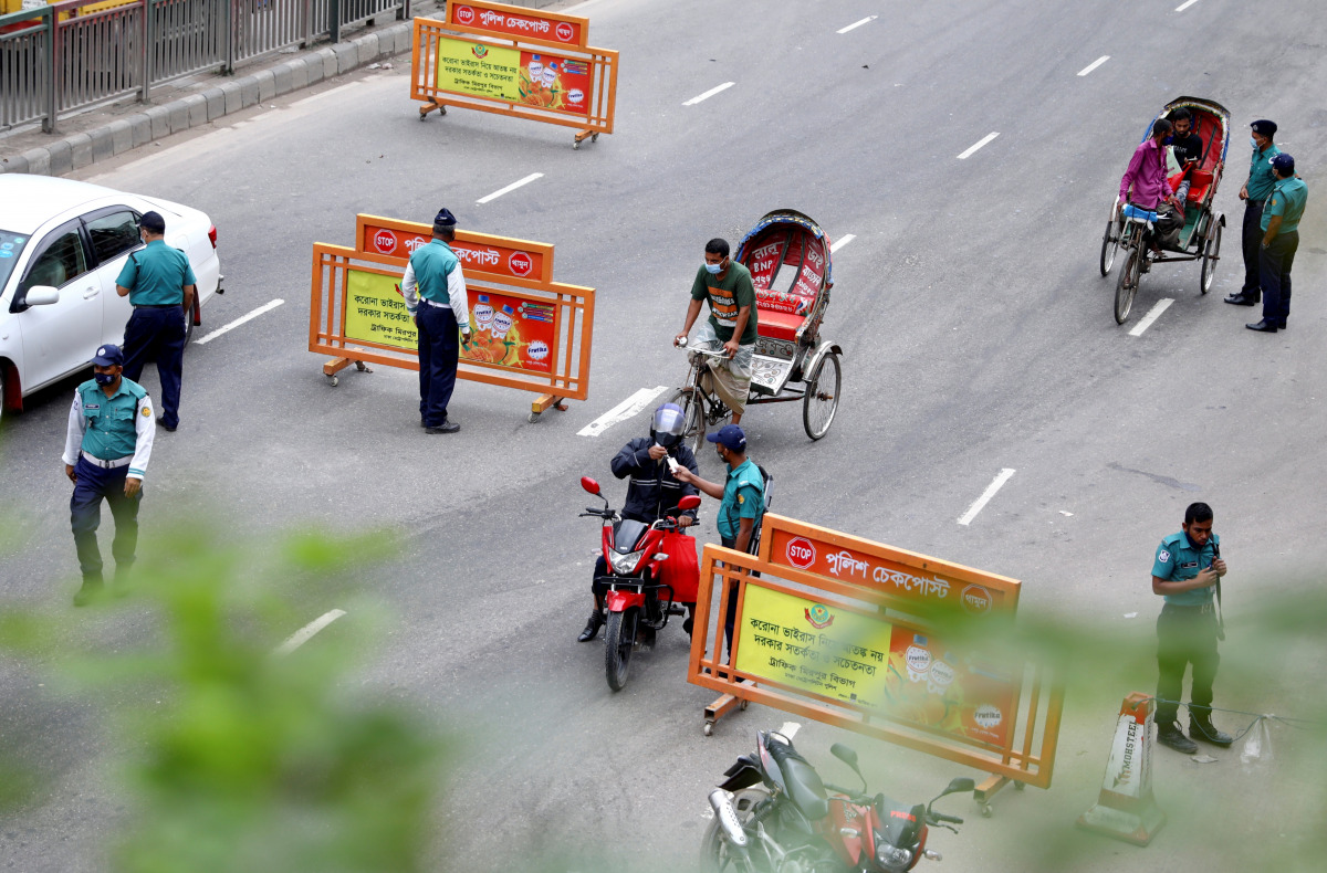 Police officers check commuters at a checkpost during a countrywide lockdown, in Dhaka, Bangladesh, July 1, 2021. REUTERS/Mohammad Ponir Hossain
