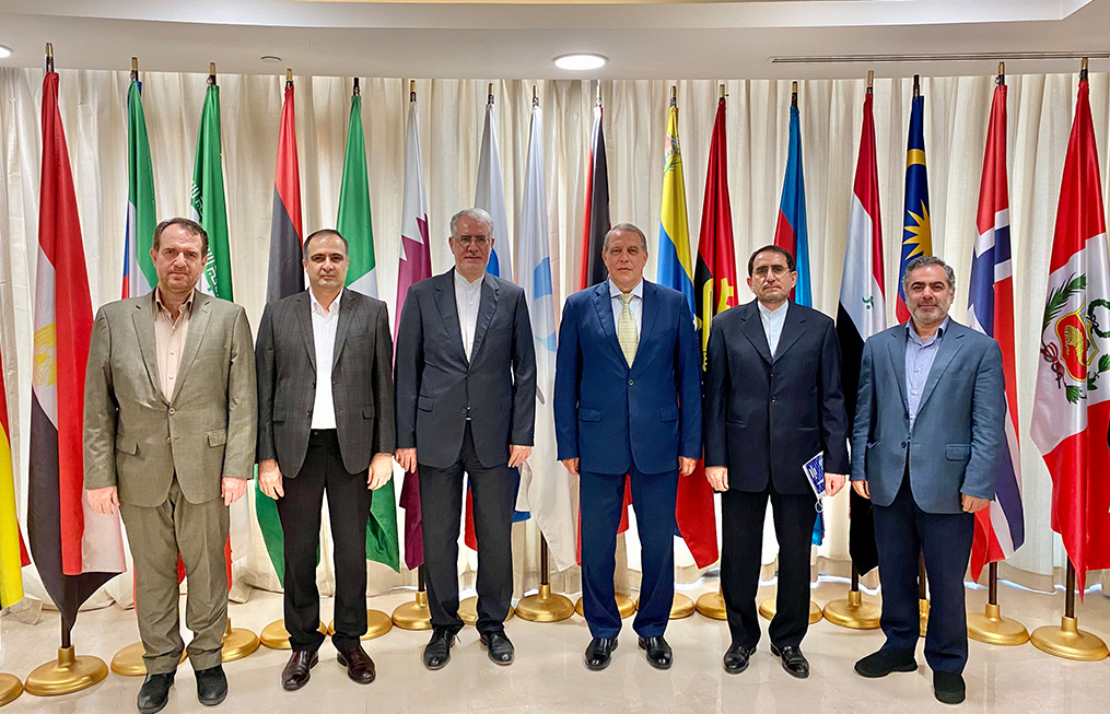 Hamid Reza Dehghani, the Ambassador of the Islamic Republic of Iran to Qatar; Yury Sentyurin, Secretary-General of GECF, and other officials at the GECF Secretariat. 