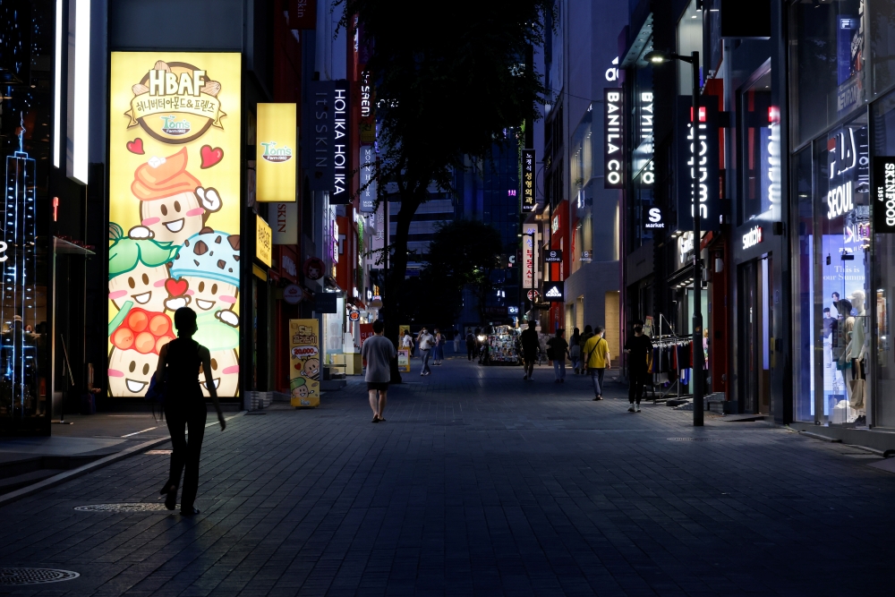 Few people walk on a usually crowded shopping street amid tightened social distancing rules due to the coronavirus disease (COVID-19) pandemic in Seoul, South Korea, July 12, 2021. REUTERS/Heo Ran