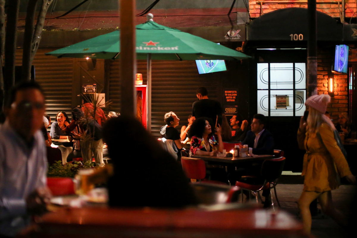 People eat in a restaurant as the coronavirus disease (COVID-19) outbreak continues in Mexico City, Mexico July 9, 2021. REUTERS/Edgard Garrido
