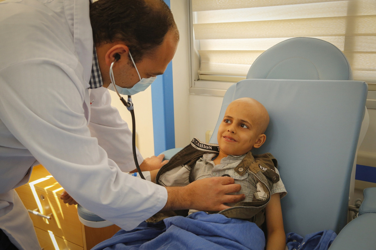 Dr. Mo’men Zain Al Din attending to a young patient.
