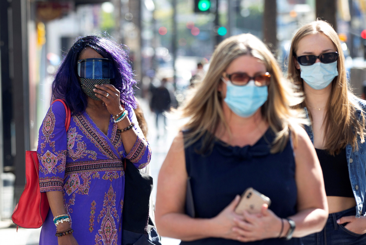 FILE PHOTO: People wearing face protective masks walk on Hollywood Blvd during the outbreak of the coronavirus disease (COVID-19), in Los Angeles, California, U.S., March 29, 2021. REUTERS/Mario Anzuoni/File Photo
