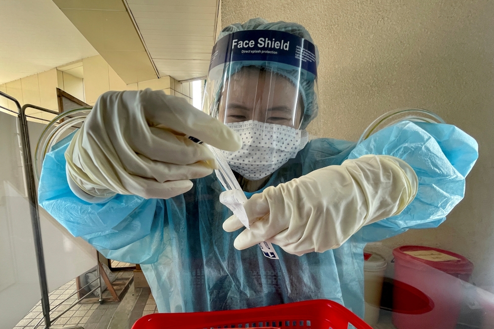 A nurse prepares a coronavirus disease (COVID-19) test in Bangkok, Thailand, July 17, 2021. REUTERS/Jorge Silva