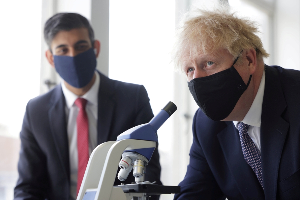 Britain's Prime Minister Boris Johnson and Chancellor of the Exchequer Rishi Sunak take part in a science lesson at King Solomon Academy in Marylebone, London, Britain, April 29, 2021. Dan Kitwood/Pool via REUTERS/File Photo