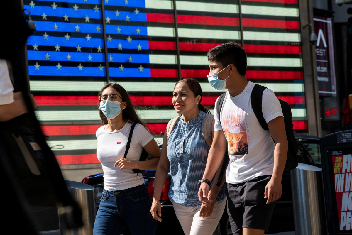People wear masks around Times Square, as cases of the infectious coronavirus Delta variant continue to rise in New York City, New York, U.S., July 23, 2021. REUTERS/Eduardo Munoz
