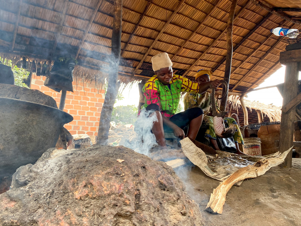 FILE PHOTO: A woman uses a knife to remove scales from the skin of a live pangolin at the Epe fish market in Lagos, Nigeria July 29, 2020. Picture taken July 29, 2020 REUTERS/Seun Sanni/File Photo
