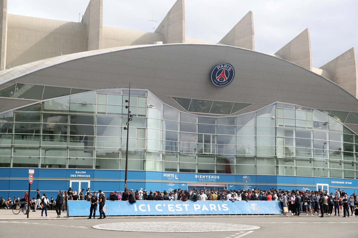 Soccer Football - Fans await the arrival of Lionel Messi in Paris before his expected signing for Paris St Germain - Parc des Princes, Paris, France - August 9, 2021 Fans await the arrival of Lionel Messi outside the Parc des Princes before his expected s