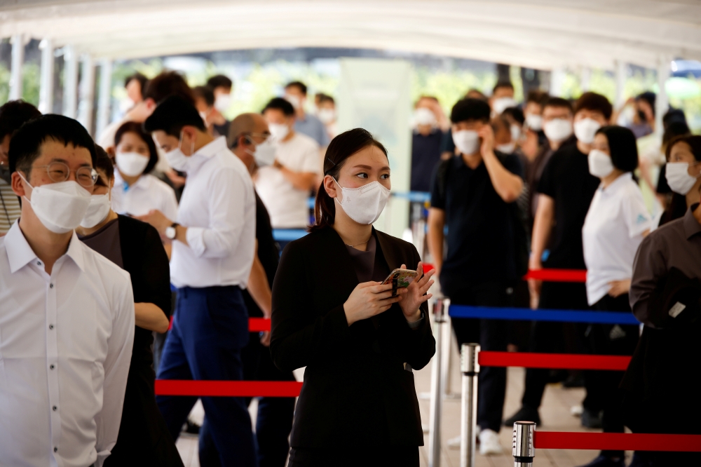 People wait in line to get coronavirus disease (COVID-19) test at a coronavirus testing site in Seoul, South Korea, July 15, 2021. REUTERS/Kim Hong-Ji/File Photo