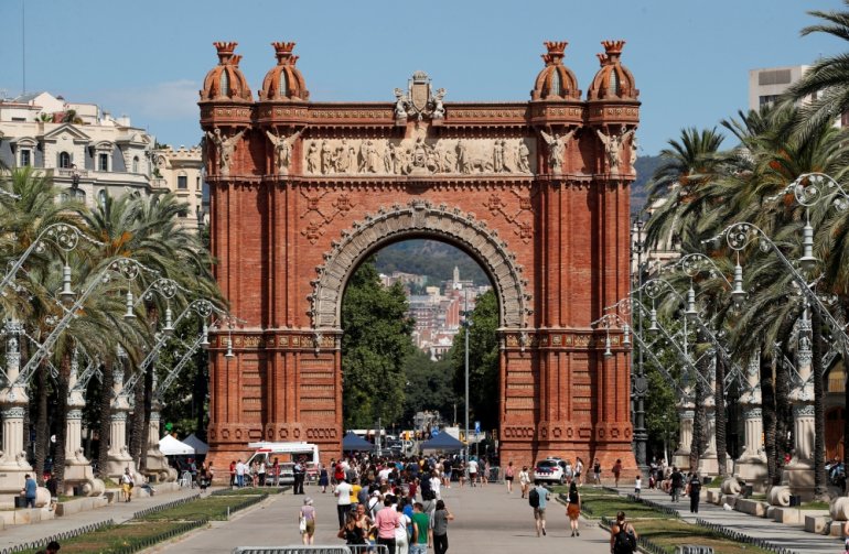 People queue to receive a vaccine against the coronavirus disease (COVID-19) without appointment at Arc de Triomf in Barcelona, Spain, July 8, 2021. REUTERS/Albert Gea