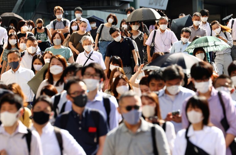 People wearing protective masks, amid the coronavirus disease (COVID-19) outbreak, make their way in Tokyo, Japan, August 6, 2021. REUTERS/Kim Kyung-Hoon
