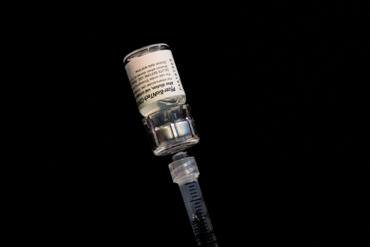 FILE PHOTO: A health worker draws a dose of Pfizer-BioNTech coronavirus disease (COVID-19) vaccine from a vial during a vaccination event hosted by Miami - Dade County and Miami Heat, at FTX Arena in Miami, Florida, U.S., August 5, 2021. REUTERS/Marco Bel