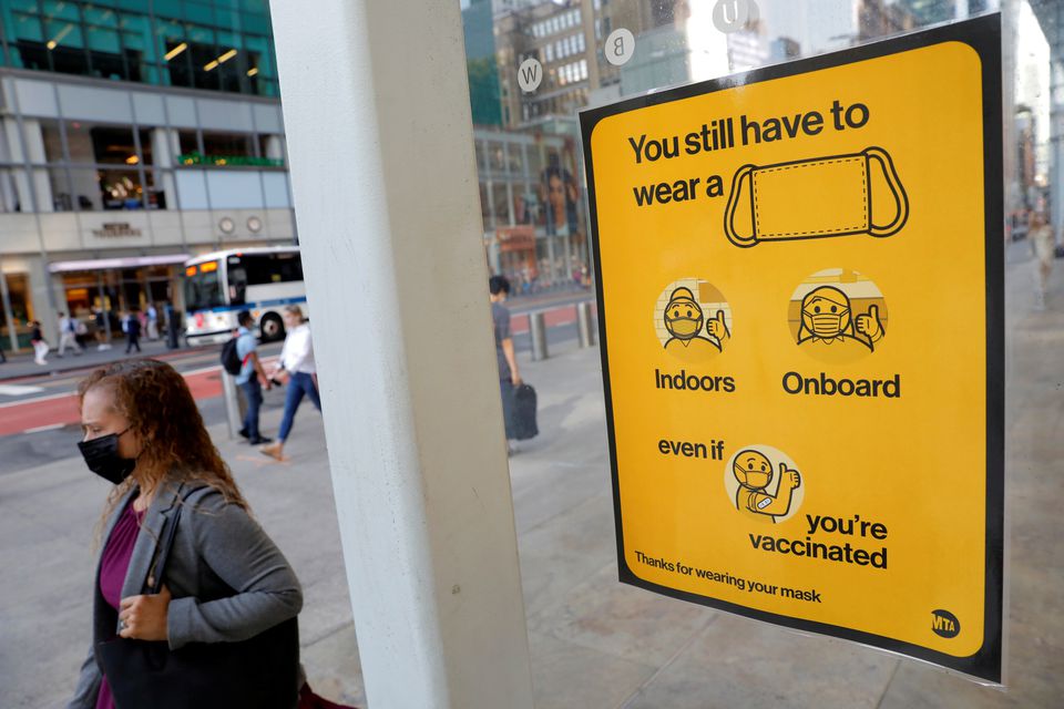 A poster alerting for the wearing of masks is seen on a 42nd Street subway entrance as cases of the infectious coronavirus Delta variant continue to rise in New York City, New York, U.S., August 2, 2021. REUTERS/Andrew Kelly


