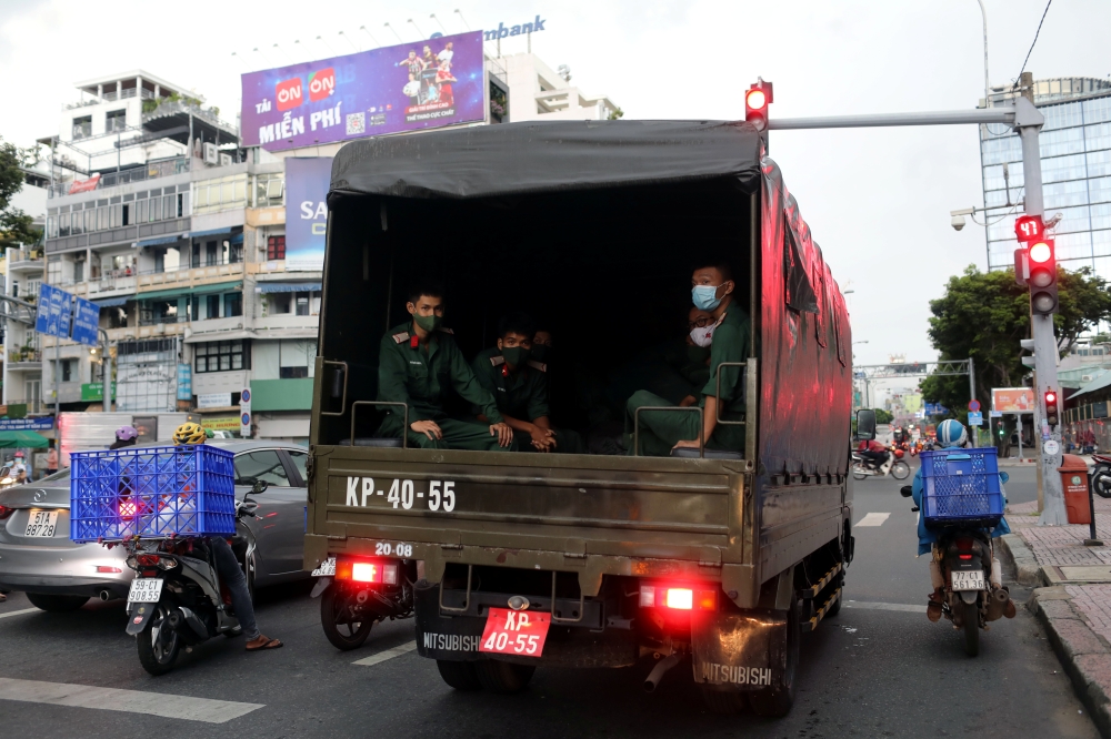 A vehicle transports soldiers amid the coronavirus disease (Covid-19) outbreak in Ho Chi Minh city, Vietnam August 20, 2021. Reuters/Stringer 