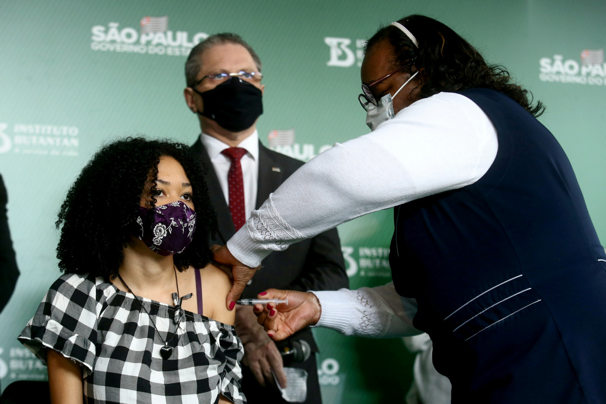 FILE PHOTO: A nurse gives a dose of coronavirus disease (COVID-19) vaccine to a student at Butanta Institute in Sao Paulo, Brazil August 16, 2021. REUTERS/Carla Carniel/File Photo
