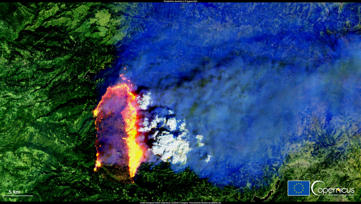 A satellite picture of Caldor Fire raging across California, U.S., August 17, 2021, in this handout photo obtained by Reuters on August 25, 2021. Courtesy of European Union, Copernicus Sentinel-2 Imagery/Processed By DG DEFIS/Handout via REUTERS