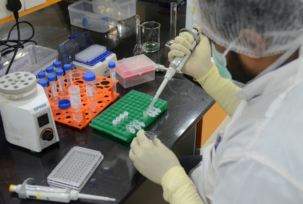 A research scientist works inside a laboratory of India's Serum Institute, the world's largest maker of vaccines, which is working on vaccines against the coronavirus disease (COVID-19) in Pune, India, May 18, 2020. REUTERS/Euan Rocha/File Photo
