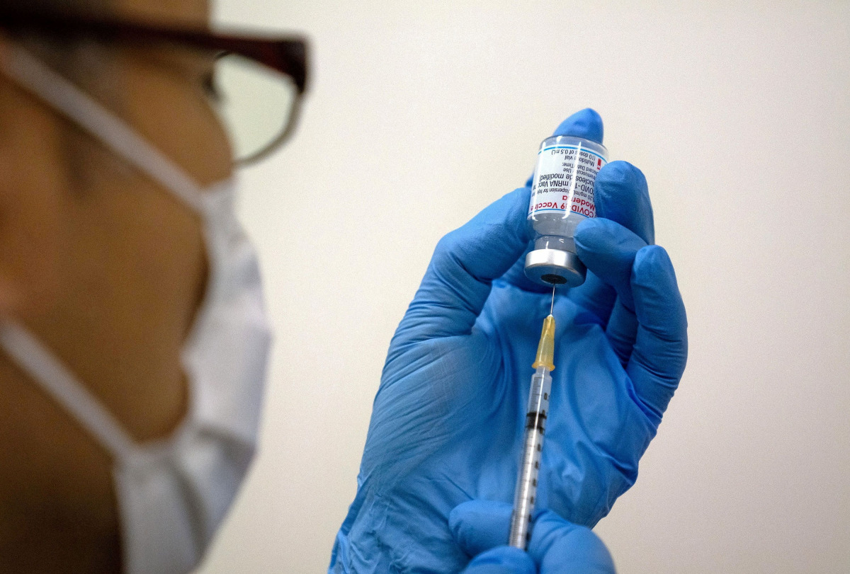 FILE PHOTO: Medical staff prepare Moderna coronavirus (COVID-19) vaccine to be administered at newly-opened mass vaccination centre in Tokyo, Japan, May 24, 2021. Carl Court/Pool via REUTERS/File Photo

