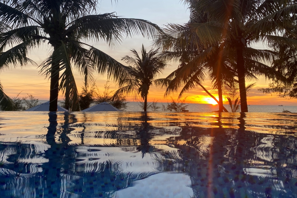  A sunset is seen in a resort after the Vietnamese government eased the lockdown following the coronavirus disease (COVID-19) outbreak, in Phu Quoc island, Vietnam May 8, 2020. Picture taken May 8, 2020. REUTERS/James Pearson/File Photo