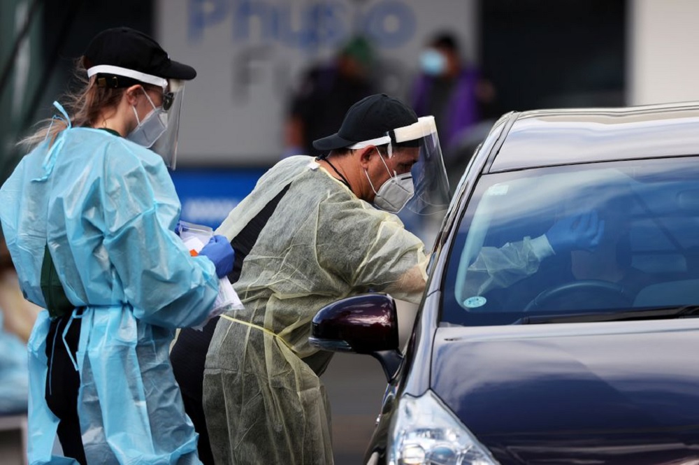 A medical worker administers a COVID-19 test at a testing clinic during a lockdown to curb the spread of a coronavirus disease (COVID-19) outbreak in Auckland, New Zealand, August 26, 2021. REUTERS/Fiona Goodall
