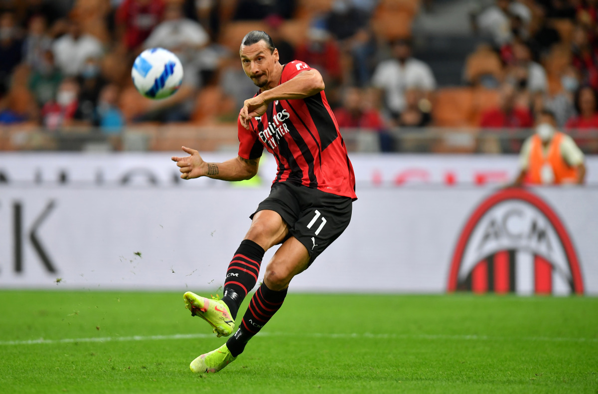  AC Milan's Zlatan Ibrahimovic shoots at goal REUTERS/Daniele Mascolo
