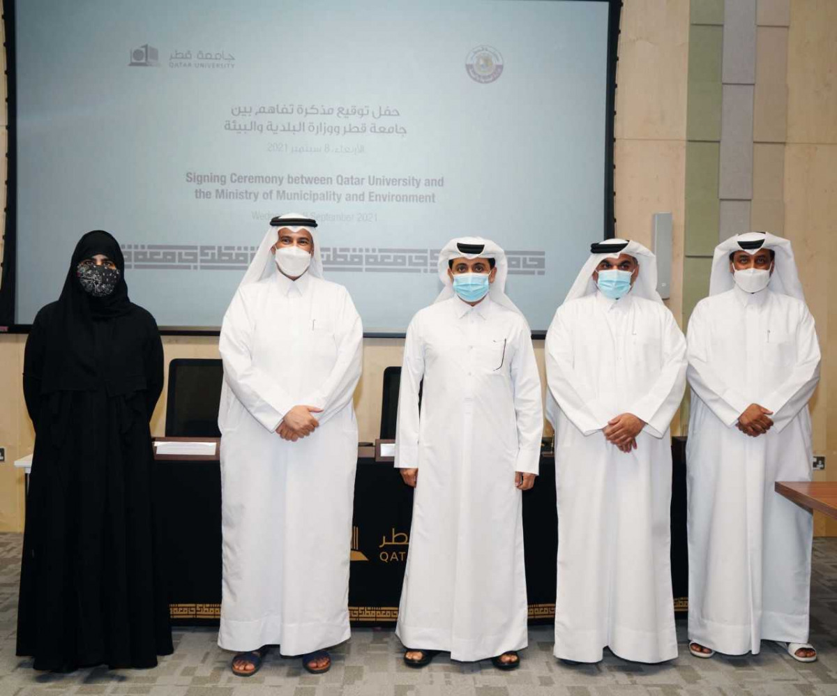 Qatar University (QU) President Dr. Hassan Al Derham; Assistant Undersecretary of Agriculture and Fisheries Affairs at MME, Sheikh Dr. Faleh bin Nasser Al Thani and QU Vice-President for Research and Graduate Studies, Prof. Mariam Al Maadeed with other of