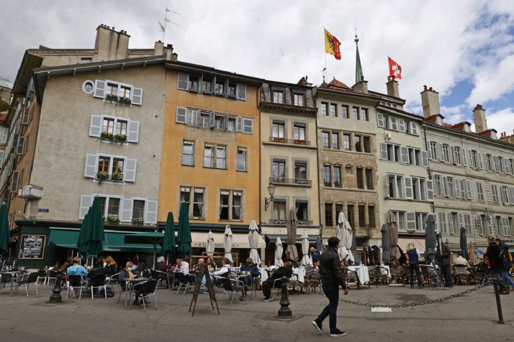 People eat on a terrace during easing of lockdown measures against the coronavirus disease (COVID-19) outbreak in Geneva, Switzerland, May 5, 2021. Picture taken May 5, 2021. REUTERS/Denis Balibouse