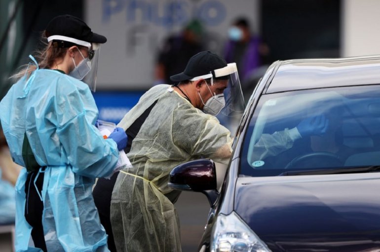 A medical worker administers a COVID-19 test at a testing clinic during a lockdown to curb the spread of a coronavirus disease (COVID-19) outbreak in Auckland, New Zealand, August 26, 2021. REUTERS/Fiona Goodall