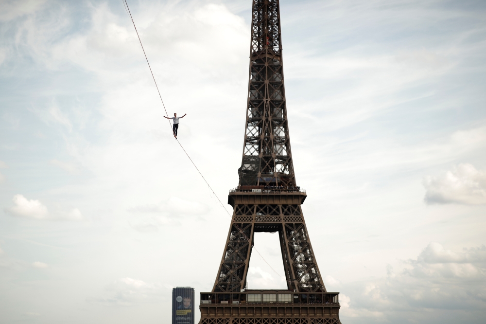 French slackliner wows crowd with Eiffel Tower performance The