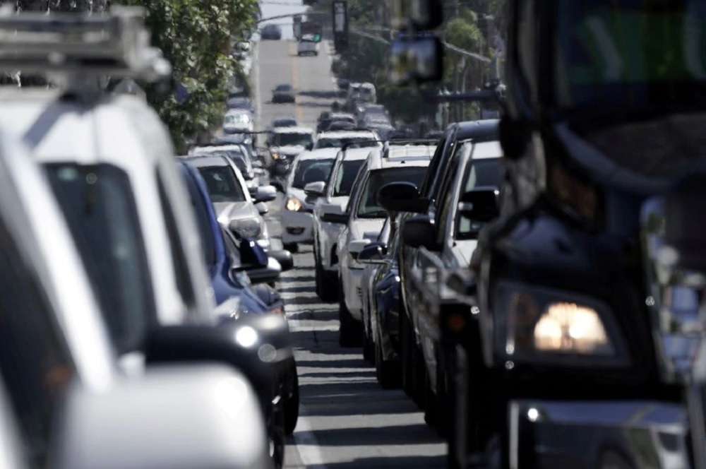 Heavy vehicular traffic is seen in the Ocean Beach neighbourhood of San Diego, California, U.S., ahead of the Fourth of July holiday July 3, 2020. REUTERS/Bing Guan