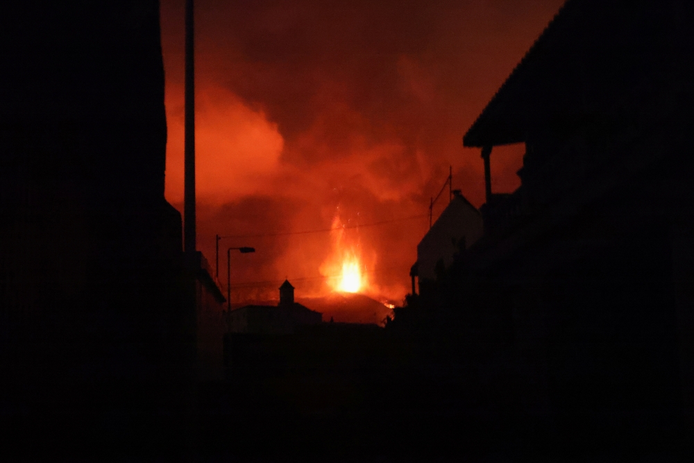 Lava and smoke rise following the eruption of a volcano in Los Llanos de Aridane, on the Canary Island of La Palma, Spain, September 22, 2021. REUTERS/Nacho Doce