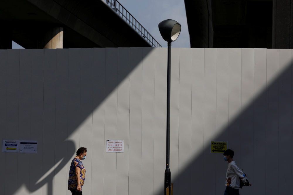 Commuters leave a train station during the coronavirus disease (COVID-19) outbreak, in Singapore, September 23, 2021. REUTERS/Edgar Su