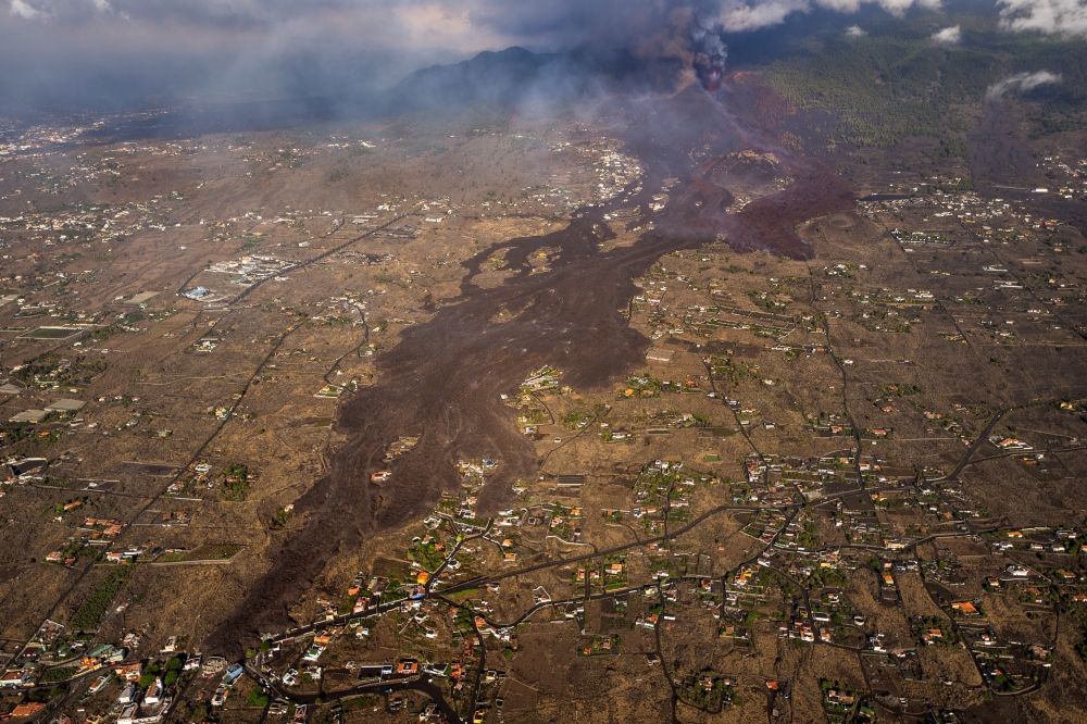 Lava from a volcano eruption flows in El Paso, on the Canary Island of La Palma, Spain, September 23, 2021. Picture taken September 23, 2021. Emilio Morenatti/Pool via REUTERS