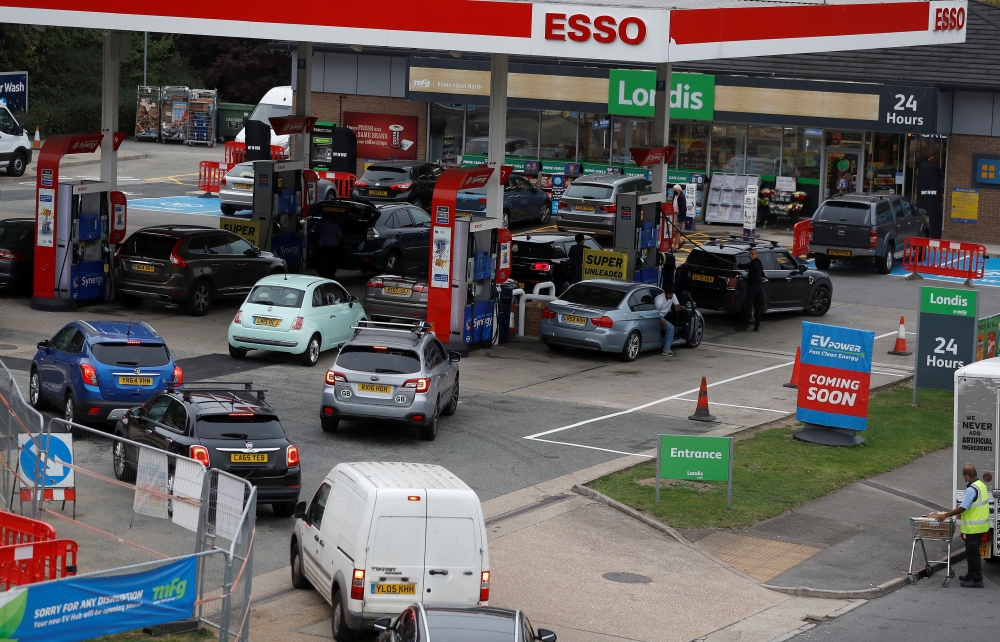 Drivers queue to enter a fuel station in London, Britain, September 25, 2021. REUTERS/Peter Nicholls