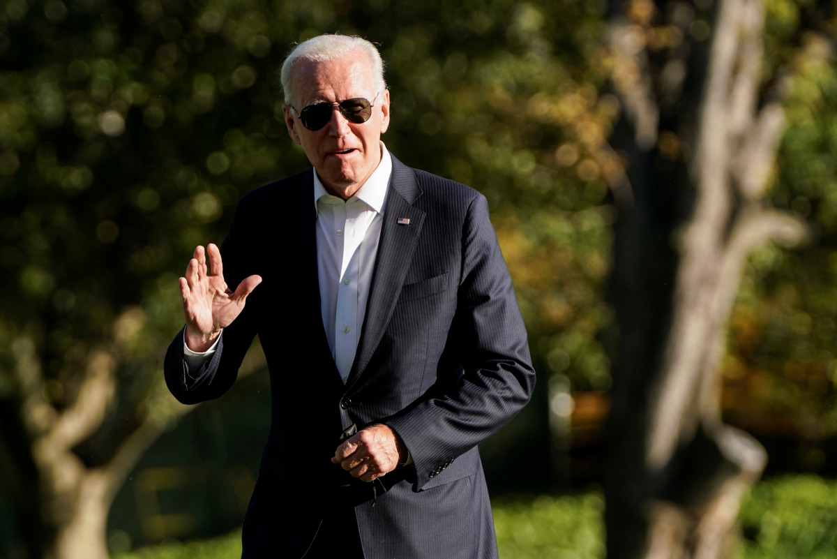 U.S. President Joe Biden walks from Marine One as he returns from Camp David to the White House in Washington, U.S., September 26, 2021. REUTERS/Joshua Roberts
