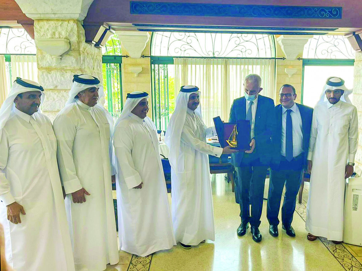 QC Chairman Sheikh Khalifa bin Jassim Al Thani and other officials met a businessmen delegation from the Qatari-French Economic League. Qatari Ambassador to France H E Sheikh Ali bin Jassim Al Thani was also present during the meeting.