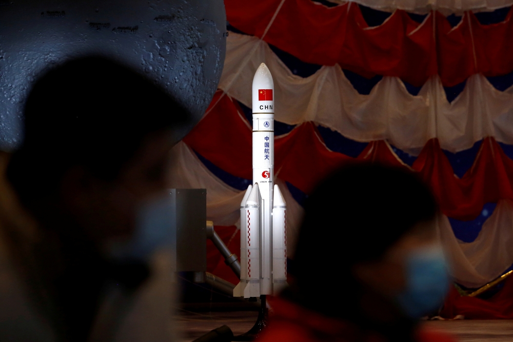 A model of the Long March-5 Y5 rocket from China's lunar exploration program Chang'e-5 Mission is displayed at an exhibition inside the National Museum in Beijing, China March 3, 2021. REUTERS/Tingshu Wang/File Photo