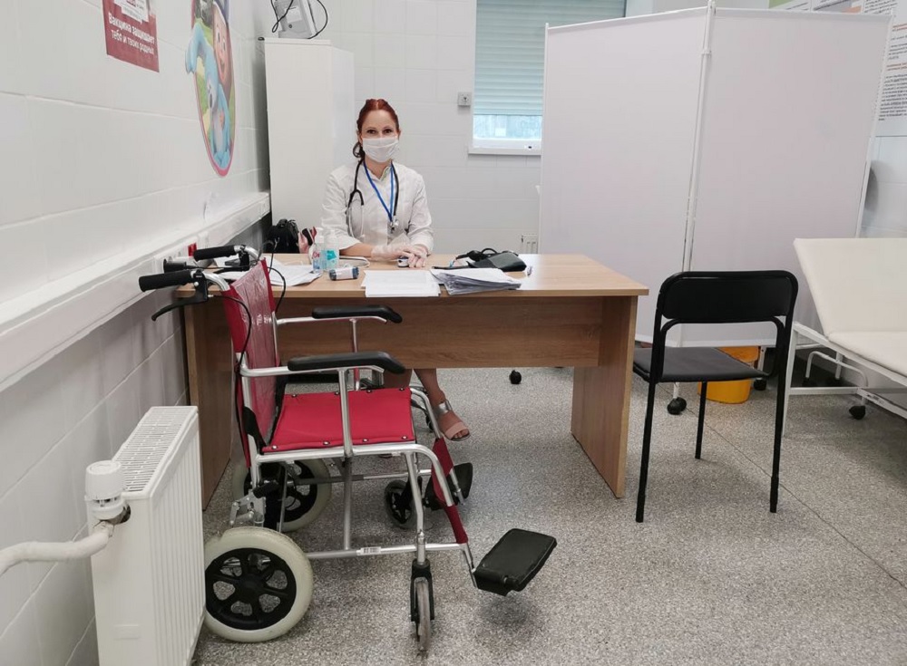 Tatiana Kadochnikova, a GP, waits for recipients of the coronavirus disease (COVID-19) vaccine at a vaccination point opened in a Leroy Merlin hardware store in Belgorod, Russia August 10, 2021. Picture taken August 10, 2021. REUTERS/Polina Nikolskaya
