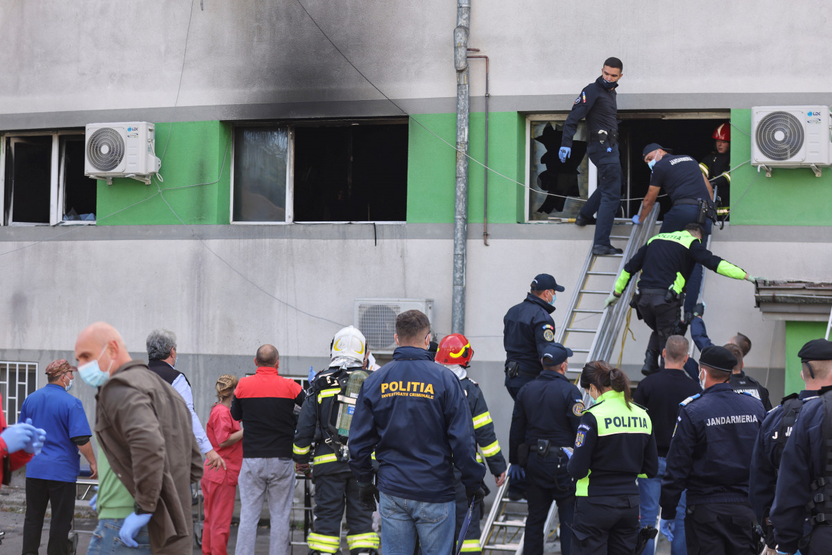 Emergency personnel assist the people evacuated after a fire broke out at the intensive care unit of a COVID-19 hospital in Constanta, Romania, October 1, 2021. Inquam Photos/Costin Dinca via REUTERS