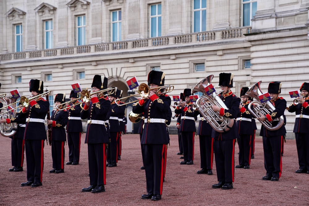 Soldiers from the Royal Canadian Artillery Band take part in the Changing of the Guard in the forecourt of Buckingham Palace, in London, Britain, October 4, 2021. (Kirsty O'Connor/REUTERS)