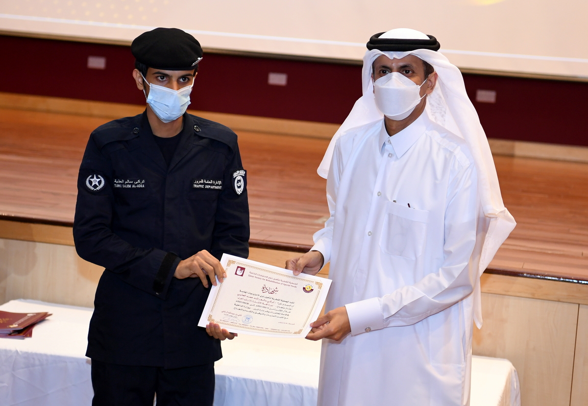 Sheikh Dr. Khalid bin Thani Al Thani, Vice-Chairman of the Board of Directors of QSRSN, presenting a certificate to a course participant.