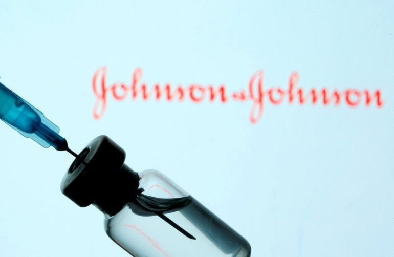 A vial and syringe are seen in front of a displayed Johnson & Johnson logo in this illustration taken January 11, 2021. REUTERS/Dado Ruvic/Illustration/File Photo
