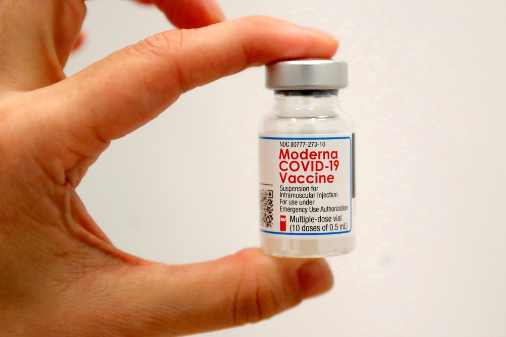 A healthcare worker holds a vial of the Moderna COVID-19 vaccine at a pop-up vaccination site operated by SOMOS Community Care during the coronavirus disease (COVID-19) pandemic in Manhattan in New York City, New York, U.S., January 29, 2021. REUTERS/Mike