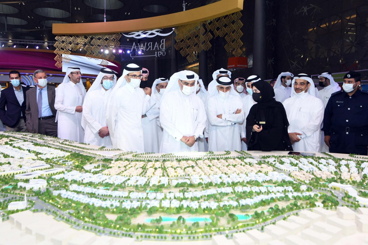 Minister of Commerce and Industry and Acting Minister of Finance H E Ali bin Ahmed Al Kuwari (fifth right), Minister of Culture and Sports and Chairman of the Board of Directors of Barwa Real Estate Group H E Salah bin Ghanem Al Ali (sixth right), CEO of 