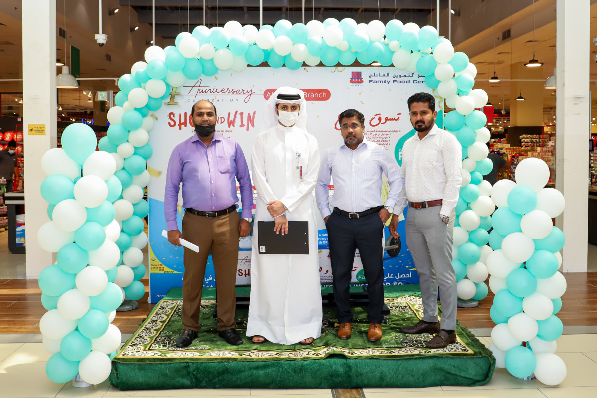 An official from the Ministry of Commerce and Industry with Family Food Centre officials during a raffle draw for the ‘Shop and Win’ campaign at Al Kheesa Family Food Centre.