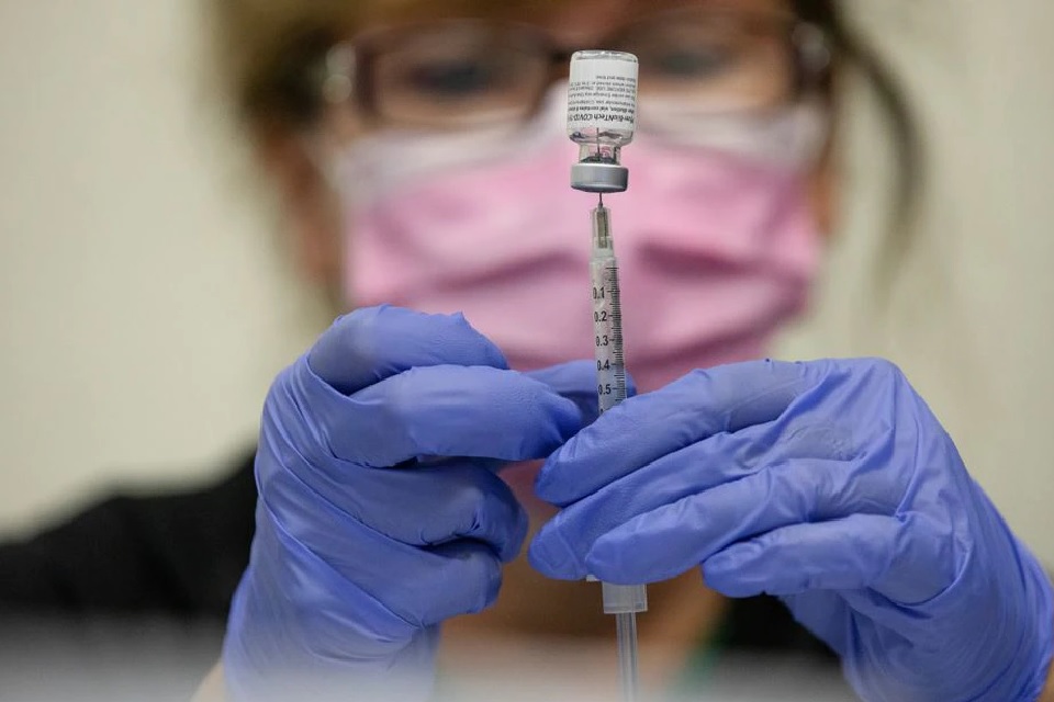 A nurses fills up syringes for patients as they receive their coronavirus disease (COVID-19) booster vaccination during a Pfizer-BioNTech vaccination clinic in Southfield, Michigan, U.S., September 29, 2021. REUTERS/Emily Elconin