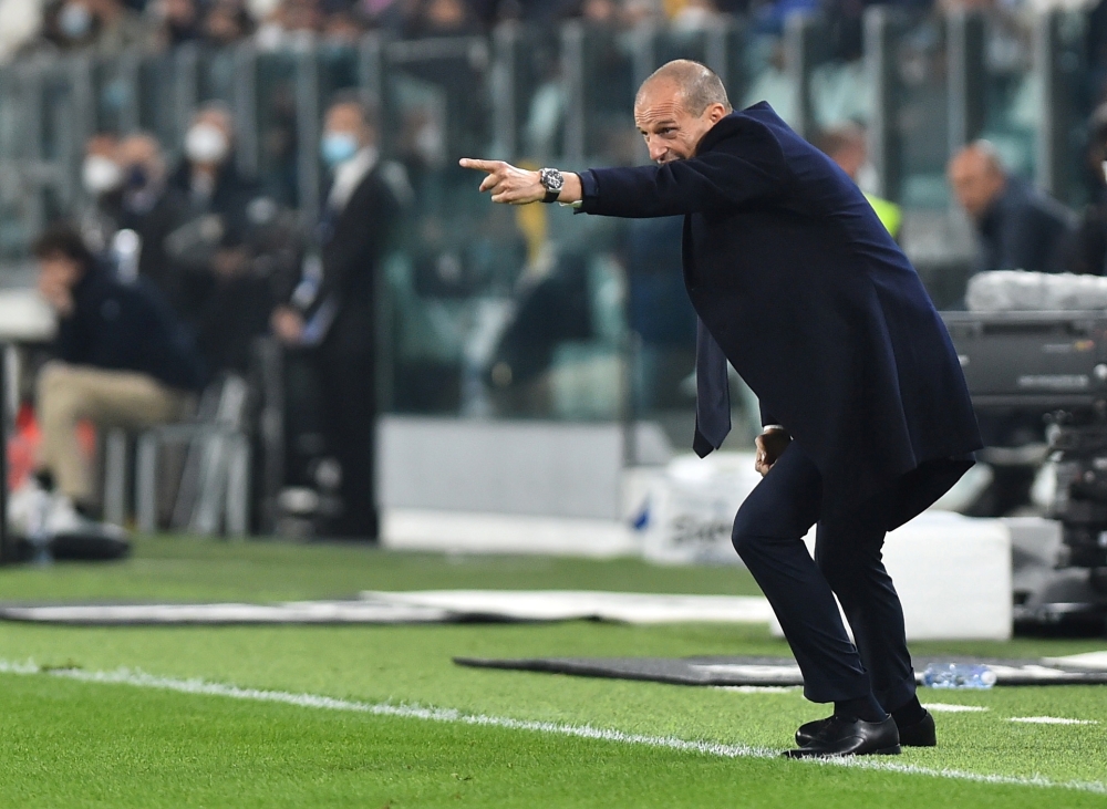 FILE PHOTO: Juventus coach Massimiliano Allegri gives instructions to his players REUTERS/Massimo Pinca