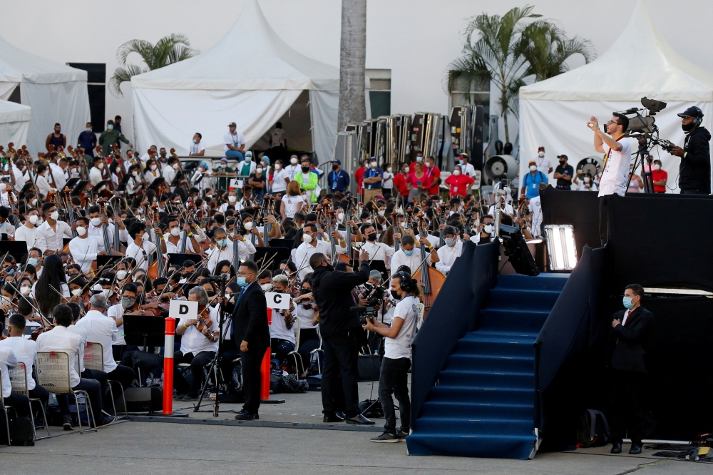 Conductor Andres David Ascanio conducts musicians of Venezuela's National System of Youth Orchestras and Choirs during a concert as they try to break the Guinness World Record for the largest orchestra in the world, in Caracas, Venezuela November 13, 2021. REUTERS/Leonardo Fernandez Viloria/File Photo