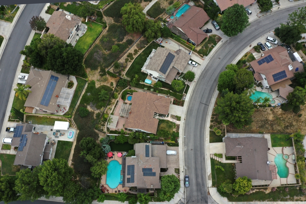 Solar panels are seen on rooftops amid the coronavirus disease (COVID-19) outbreak, in Santa Clarita, near Los Angeles, California, U.S., June 18, 2020. Picture taken June 18, 2020. REUTERS/Lucy Nicholson/File Photo