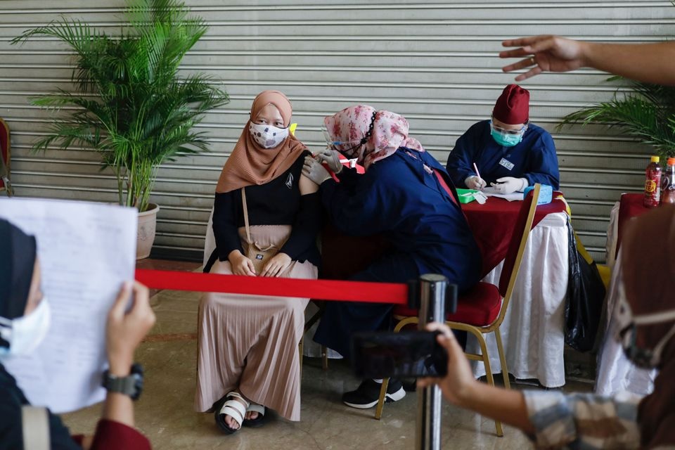 A girl receives a dose of China's Sinovac Biotech vaccine against the coronavirus disease (COVID-19) during a mass vaccination program at Ancol amusement park in Jakarta, Indonesia, July 24, 2021. REUTERS/Willy Kurniawan

